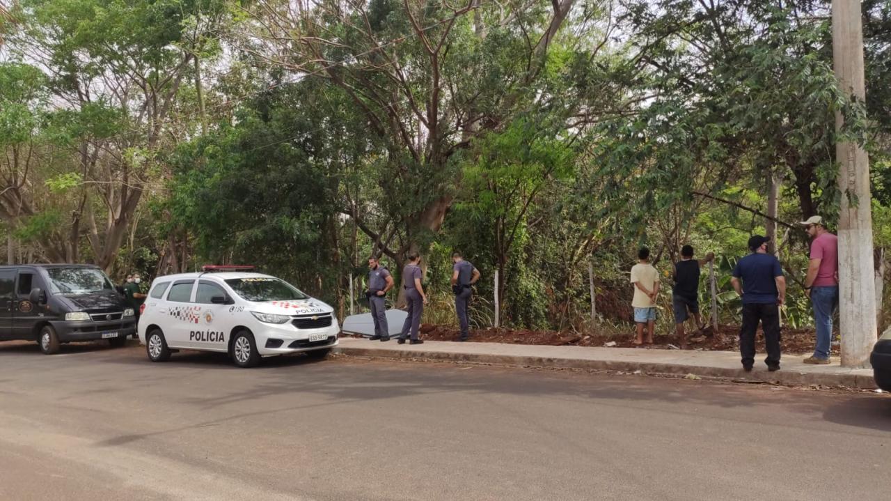 Foto 4 de 4 — Corpo em decomposição é encontrado em mata de Araraquara